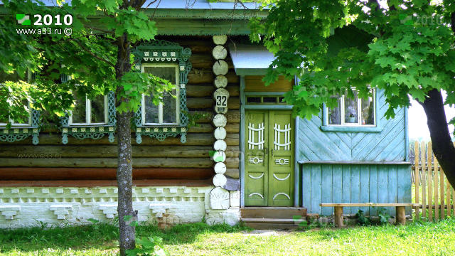 Фрагмент фасада с входной группой дома 32 в деревне Копцево Вязниковского района Владимирской области