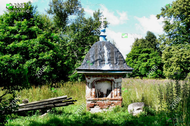 Православная часовня в деревне Коровино Вязниковского района Владимирской области поставлена на краю деревни перед лесом