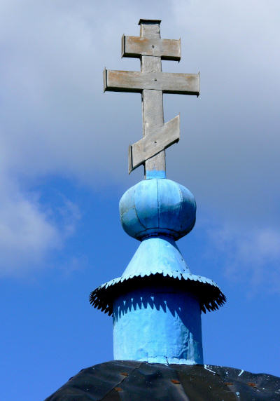 Простой деревянный крест часовни в деревне Коровино Вязниковского района Владимирской области обтянут черным железом и покрашен