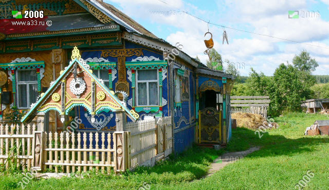 Декорации фасада дома 15 в деревне Курбатиха Вязниковского района Владимирской области распространены на палисадник и даже на бельевую верёвку