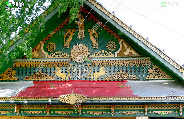 Богато декорированный деревянными аппликациями фронтон дома 15 в деревне Курбатиха Вязниковского района Владимирской области