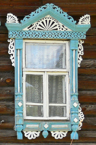 Деревянный наличник окна жилого дома 35 в деревне Курбатиха Вязниковского района Владимирской области