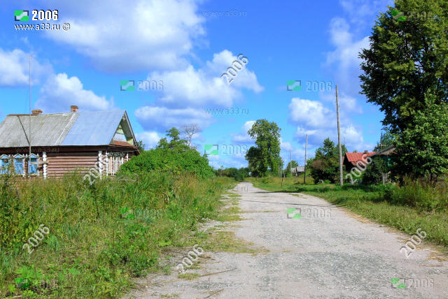 Главная улица деревни Курбатиха Вязниковского района Владимирской области имеет остатки асфальтового дорожного покрытия