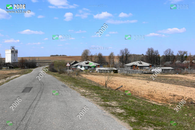 Общий вид деревни Лог Вязниковского района Владимирской области на подъезде от трассы М7