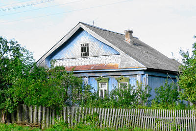 общий вид жилого дома с голубым фасадом и фронтоном в посёлке Лукново Вязниковского района Владимирской области