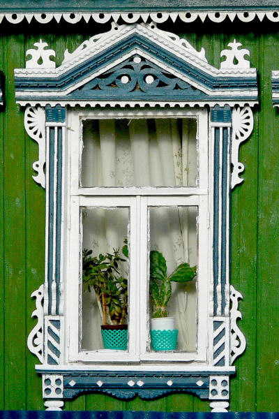 деревянные наличники окна зелёного дома с зелёным кактусом в посёлке Лукново Вязниковского района Владимирской области