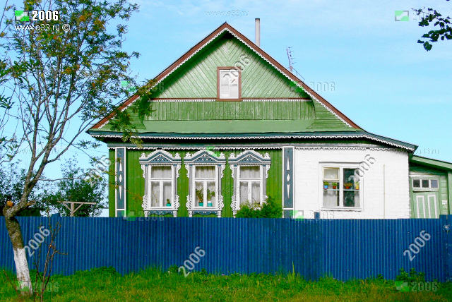 Дом с зелёным фасадом и кирпичной побеленной пристройкой в посёлке Лукново Вязниковского района Владимирской области