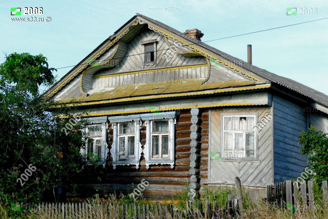 Изба с серым фигурным фронтоном в посёлке Лукново Вязниковского района Владимирской области