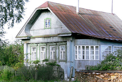 жилой дом начала 19 века на 4 окна и с модным скосом конька кровли в посёлке Лукново Вязниковского района Владимирской области