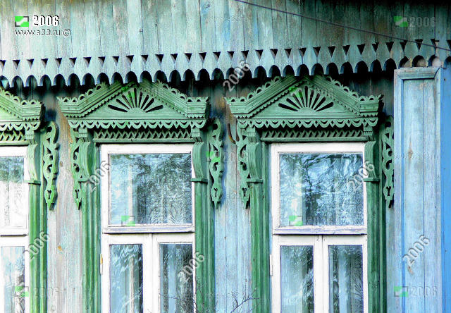 Зелёные резные деревянные наличники характерные для городских домов конца 19 века в посёлке Лукново Вязниковского района Владимирской области