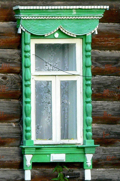 деревянные наличники окон большого крестьянского дома в посёлке Лукново Вязниковского района Владимирской области