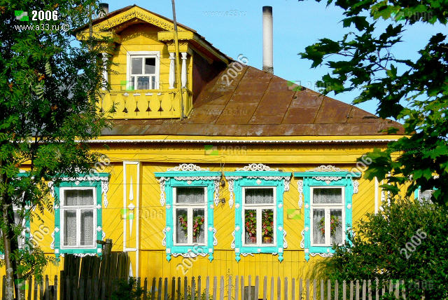 Жёлтый дом с наличниками цвета морской волны в посёлке Лукново Вязниковского района Владимирской области
