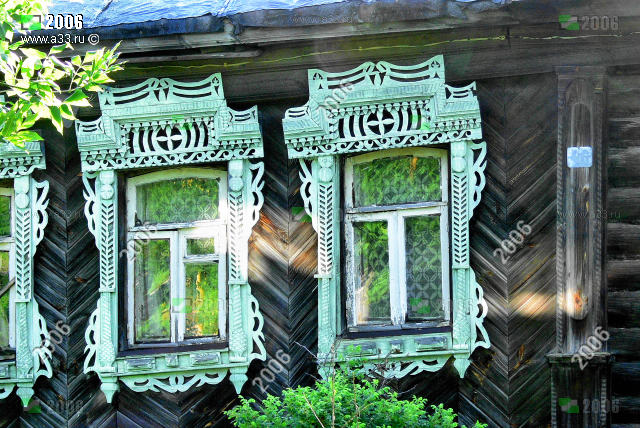 Деревянные наличники жилого дома 46 на улице Шоссейной в посёлке Лукново Вязниковского района Владимирской области