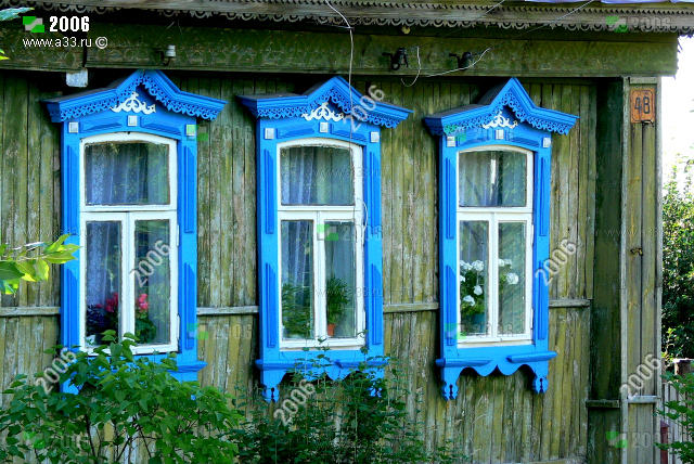 Деревянные наличники жилого дома 48 на улице Шоссейной в посёлке Лукново Вязниковского района Владимирской области