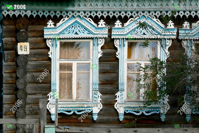 Деревянные наличники жилого дома 49 на улице Шоссейной в посёлке Лукново Вязниковского района Владимирской области