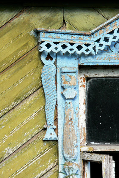 деревянная косичка на деревянном наличнике окна дома 115 на улице Советской в посёлке Лукново Вязниковского района Владимирской области