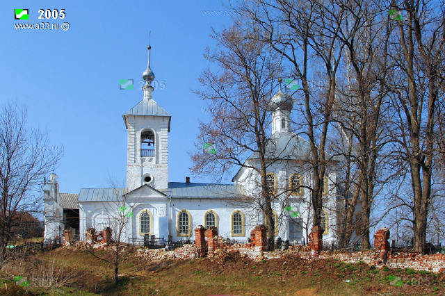 Смоленская церковь в Малых Липках Вязниковского района Владимирской области действующая её окружает старинное кладбище с каменной оградой