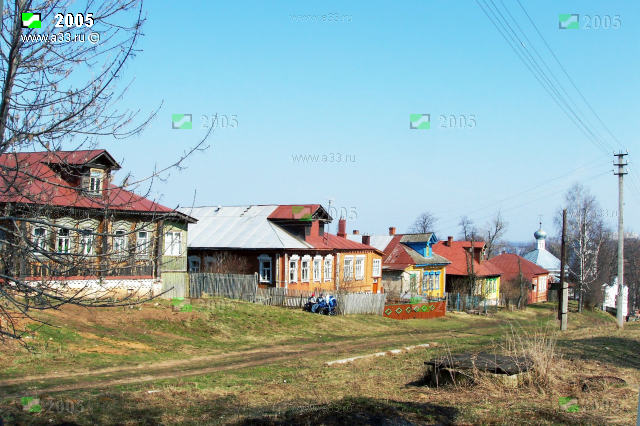 Деревня Малые Липки Вязниковского района Владимирской области находится на ниспадающем рельефе
