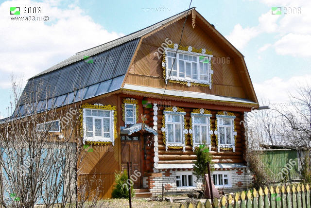 Приукрашенный домовой резьбой жилой дом на главной и единственной улице деревни Марьино Вязниковского района Владимирской области