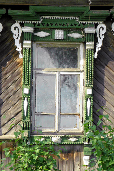 Резные деревянные наличники окна жилого дома 3 в деревне Матюкино Вязниковского района Владимирской области