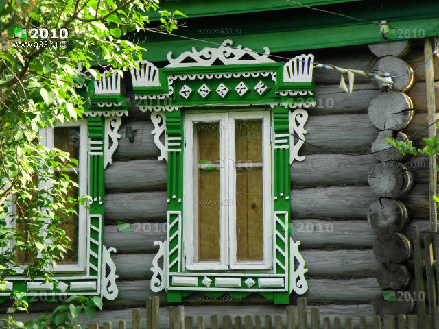 Резные деревянные наличники окна жилого дома 4 в деревне Матюкино Вязниковского района Владимирской области