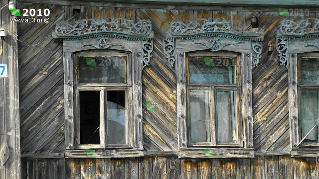Резные деревянные наличники окна жилого дома 7 в деревне Матюкино Вязниковского района Владимирской области
