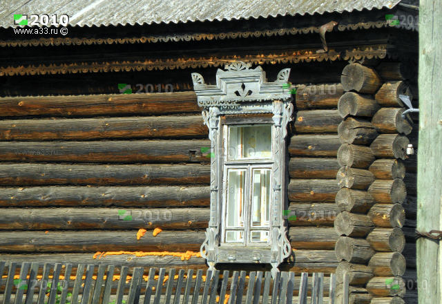 Боковое окно жилого дома 13 в деревне Матюкино Вязниковского района Владимирской области с резными деревянными наличниками
