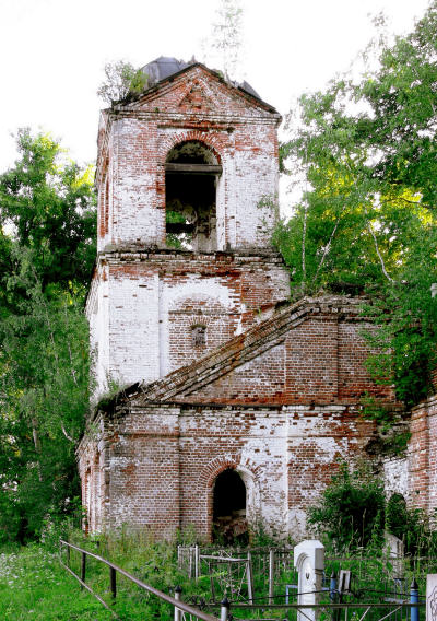 Общий вид колокольни церкви Иоанна Богослова в деревне Меркутино Вязниковского района Владимирской области
