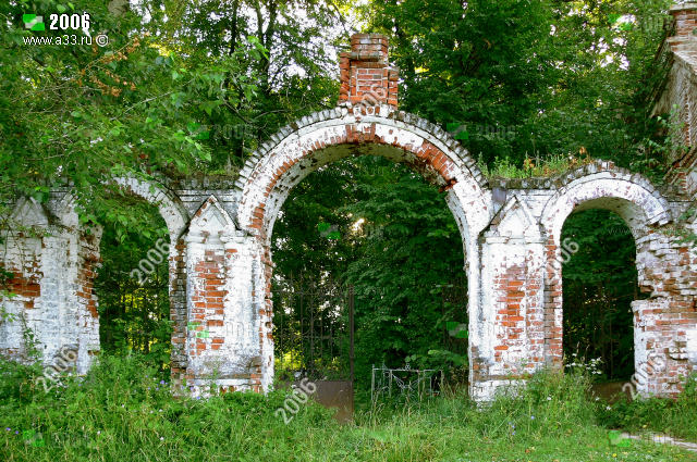 Главные ворота на кладбище при церкви Иоанна Богослова в деревне Меркутино Вязниковского района Владимирской области