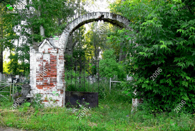 Дальние каменные ворота ограды церкви Иоанна Богослова в деревне Меркутино Вязниковского района Владимирской области