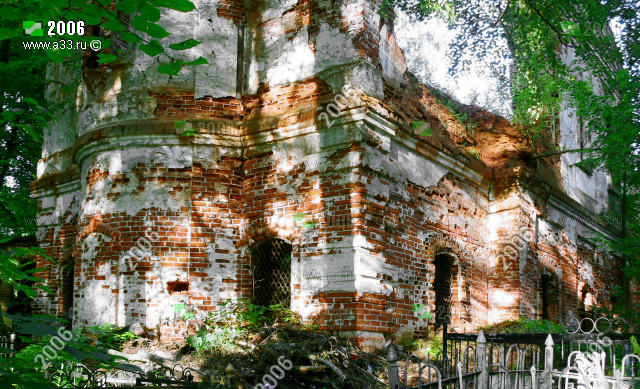 Остатки основного объёма церкви Иоанна Богослова в деревне Меркутино Вязниковского района Владимирской области