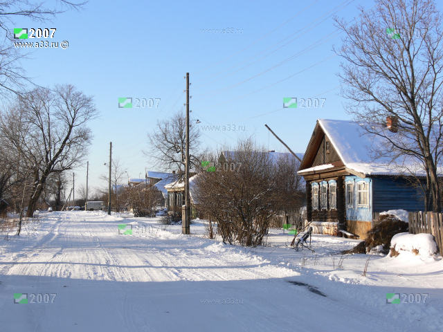 Главная улица деревни Митины Деревеньки Вязниковского района Владимирской области зимой