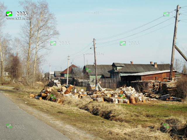 Подвоз свежих дров для отопления жилого дома после долгой зимы в посёлке станции Мстёра Вязниковского района Владимирской области