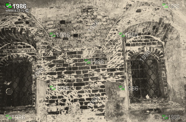 Окна северной стены в интерьере трапезной Богоявленской церкви в посёлке Мстёра Вязниковского района Владимирской области при большевиках