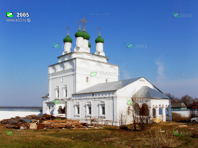 Вид на Богоявленскую церковь в посёлке Мстёра Вязниковского района Владимирской области с северо-запада