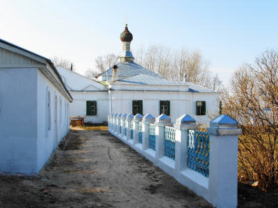 Проход к Владимирской церкви на территории Мстёрского Богоявленского мужского монастыря в 2005 году