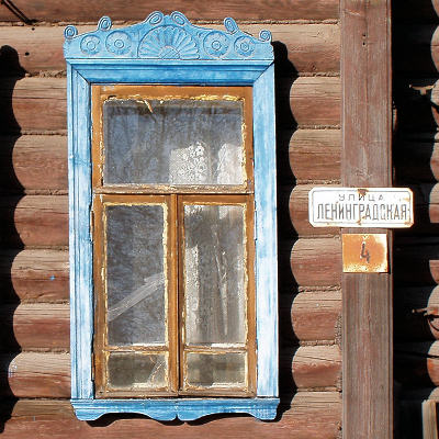 Деревянные наличники окна дома 4 по улице Ленинградской в посёлке Мстёра Вязниковского района Владимирской области