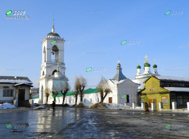 Вид на Мстёрский Богоявленский мужской монастырь в посёлке Мстёра Вязниковского района Владимирской области с площади Ленина весной 2009 года