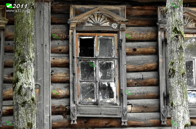 Деревянные наличники окна на втором этаже Дома Фомичёвых в посёлке Мстёра Вязниковского района Владимирской области