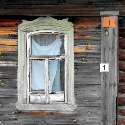 Деревянные наличники окна дома 1 по улице 1-я Набережная в посёлке Мстёра Вязниковского района Владимирской области