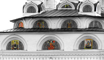 Ряды кокошников четверика Богоявленской церкви украшенные аппликациями с напечатанными на принтере сюжетами и иконами