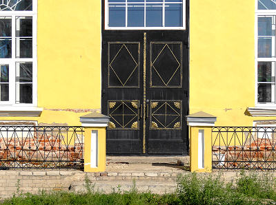 Южный вход и входные двери церкви святителя Иоанна Милостливого в посёлке Мстёра Вязниковского района Владимирской области