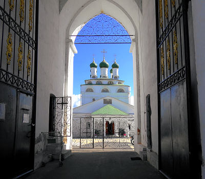 Проход в Богоявленский мужской монастырь через колокольню