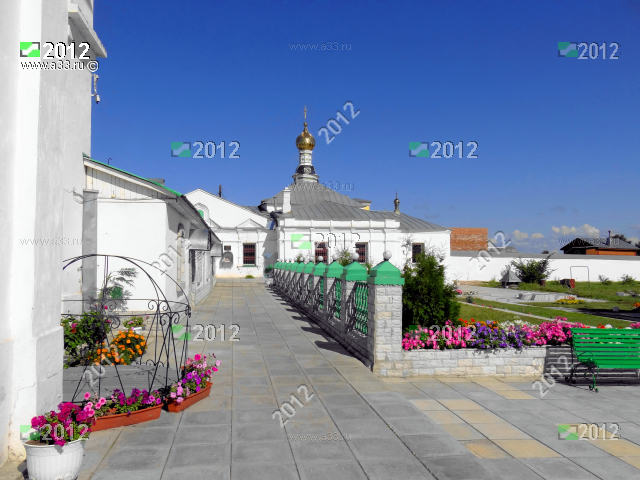 Благоустроенный проход к Владимирской церкви на территории Мстёрского Богоявленского мужского монастыря