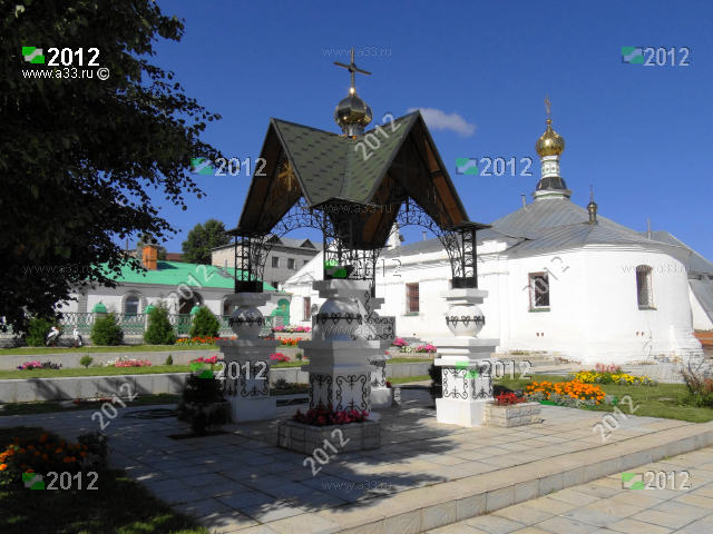 Памятный крест между Богоявленской и Владимирской церквями на территории Мстёрского Богоявленского мужского монастыря