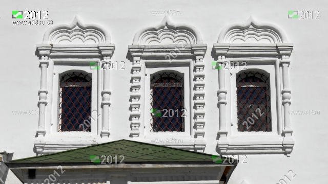 Окна с каменными наличниками на фасаде Богоявленской церкви в посёлке Мстёра Вязниковского района Владимирской области