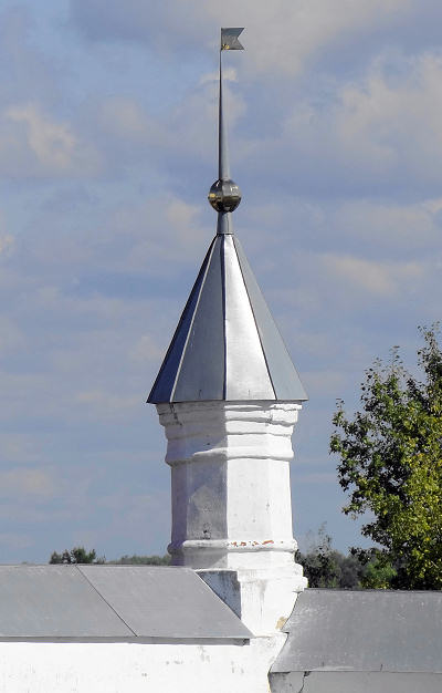 Северная башенка ограды Богоявленского мужского монастыря в посёлке Мстёра Вязниковского района Владимирской области