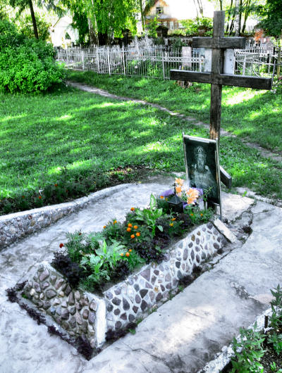 могила отца Анатолия за алтарём Покровской церкви в Нагуево Вязниковского района Владимирской области
