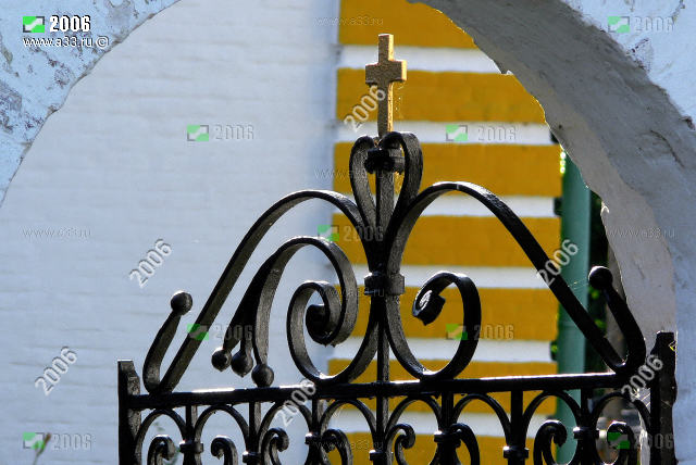 Современная кованая калитка ограды Покровской церкви в Нагуево Вязниковского района Владимирской области фрагмент верхней части