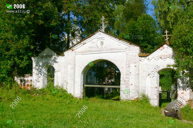 Восточные ворота ограды Покровской церкви в Нагуево Вязниковского района Владимирской области